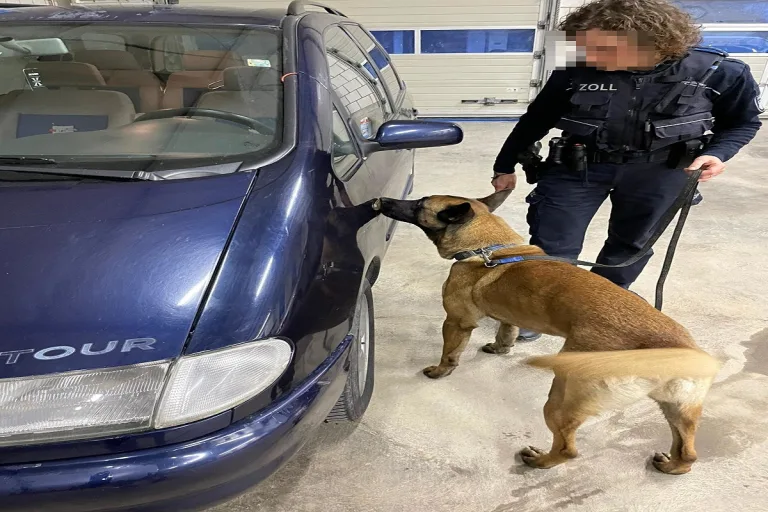 Ulm - Schmuggler versteckt 9600 Zigaretten in einem Mini-Van