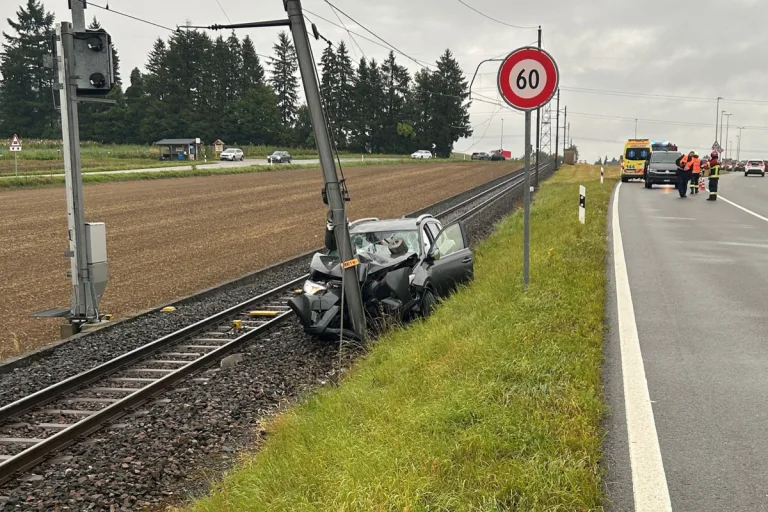 Attiswil BE – Auto landet bei Unfall neben Bahngleisen