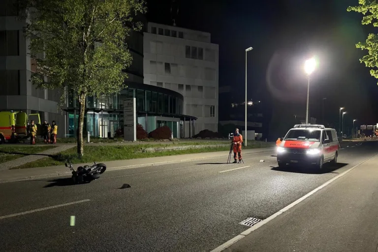 Schlieren ZH - Motorradfahrer bei Unfall schwer verletzt 