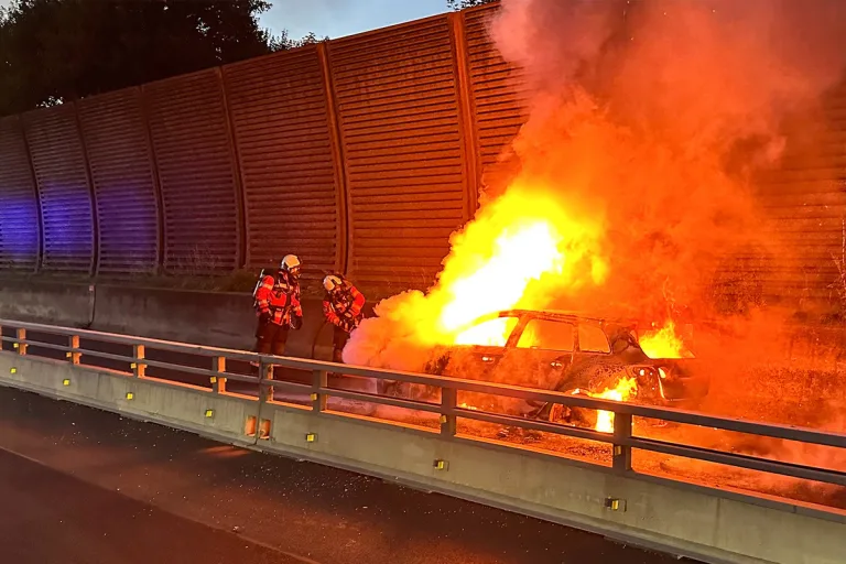 Zunzgen BL - Verkehrsbehinderungen nach Fahrzeugbrand 