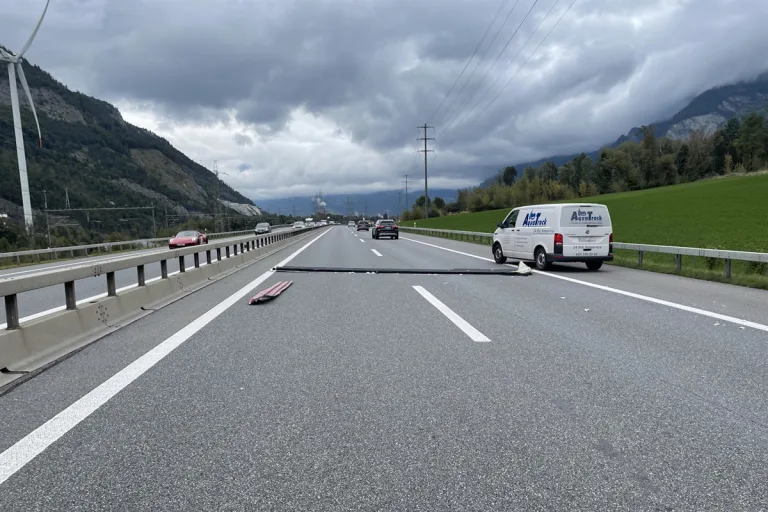 A13 Trimmis GR – Auf Autobahn Ladung  verloren