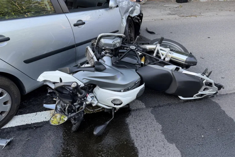 Unfall in Gersau SZ – Autofahrer erfasst beim Abbiegen Töff