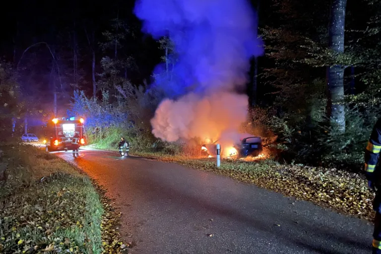 Unfall in Muhen AG - Junglenker auf Probe baut Selbstunfall mit Brandfolge