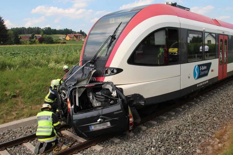 Drama in Pölfing - Pkw von Zug rund 100 m mitgeschliffen - Frau tot