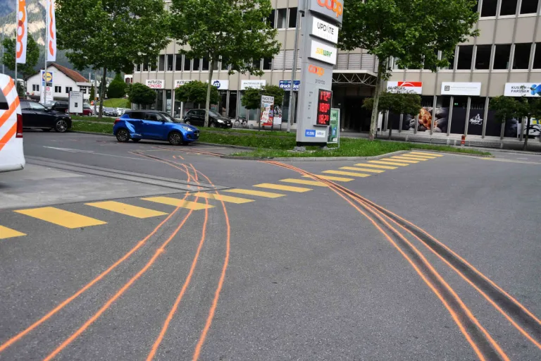 Unfall in Chur GR –  Autofahrer prallt in parkierten PW bei Tankstellenshop