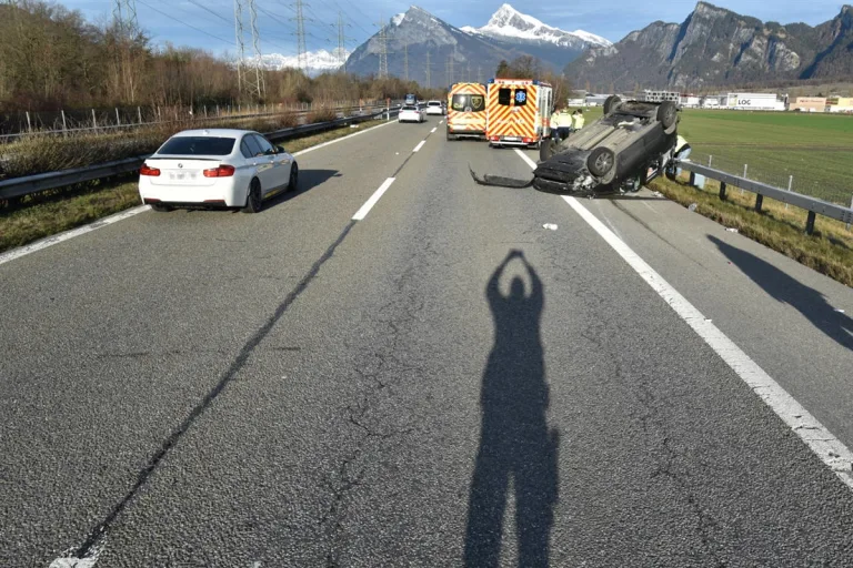 A13 Maienfeld GR – Schwarzer Kombi/Multivan verursacht schweren Unfall beim Einfahren auf die Autobahn