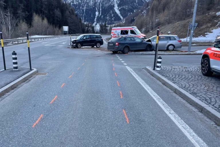 Drei Verletzte bei Verkehrsunfall in Susch GR 