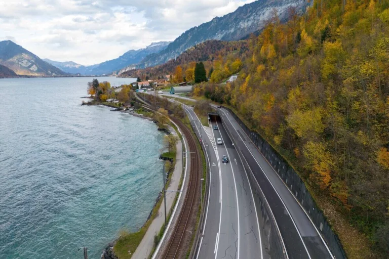 Markierungsarbeiten auf der A8 – Tunnel- und Umfahrungen zeitweise gesperrt