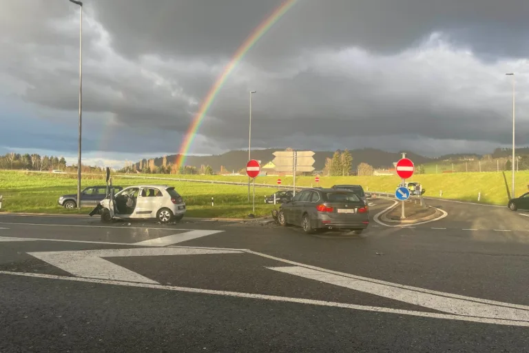 Verkehrsbehinderungen in Kölliken AG - Zweimal Totalschaden nach seitlich-frontaler Kollision