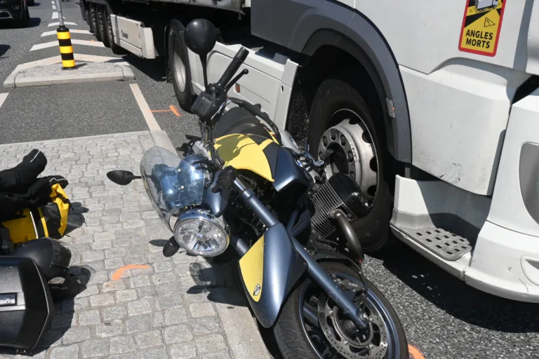 Schaan – Kollision zwischen einem Motorrad und einem Lastwagen