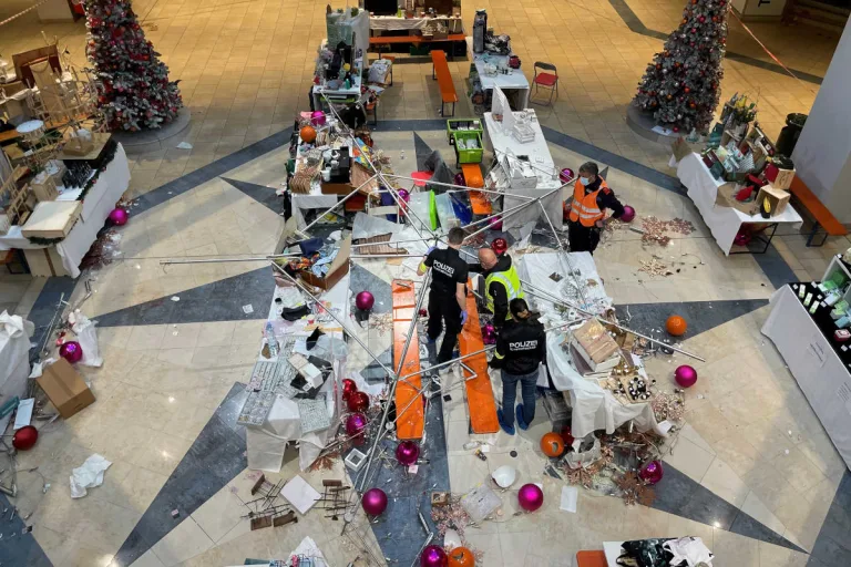 [Update] Ibach SZ – Sechs Verletzte nach Absturz einer Weihnachtsdekoration