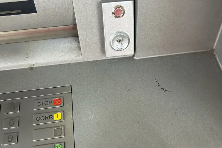 Zürich – Duo manipulierte über ein Dutzend Bankomaten