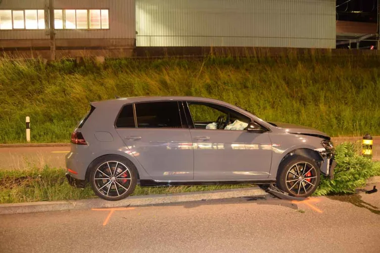  Herisau AR - Mann von Fuchs überrascht und in Verkehrsinsel geprallt