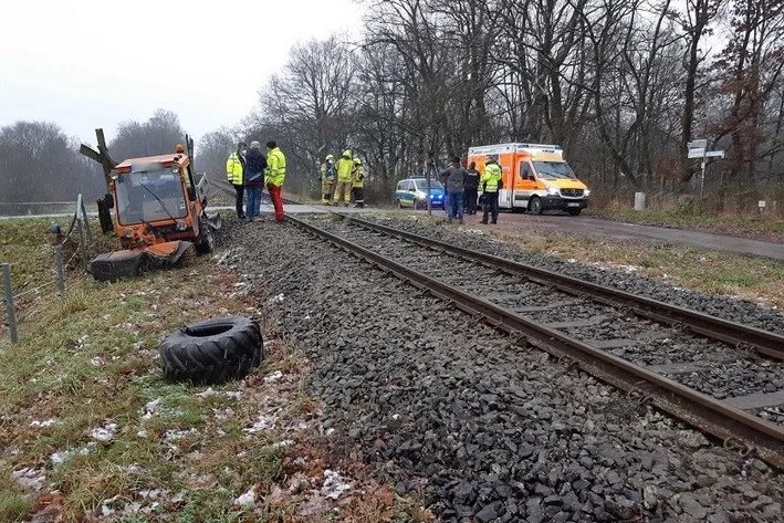 Wennbüttel – Zug crasht mit Kehrmaschine!