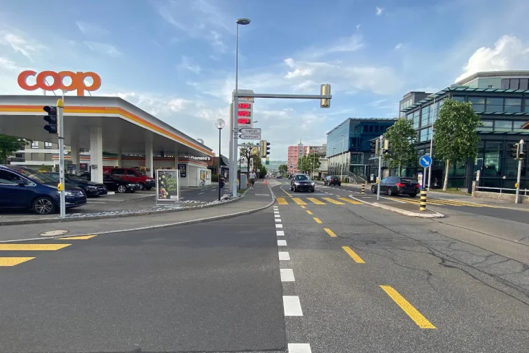 Baar ZG – Kollision zwischen Auto und Velolenkerin