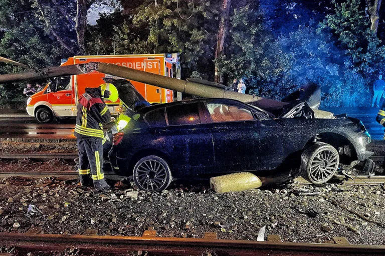 Neuss – PKW gerät ins Gleisbett der Straßenbahn