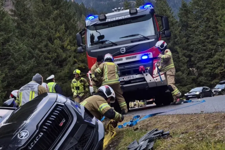 Neustift im Stubaital T – Auto droht nach Unfall abzustürzen