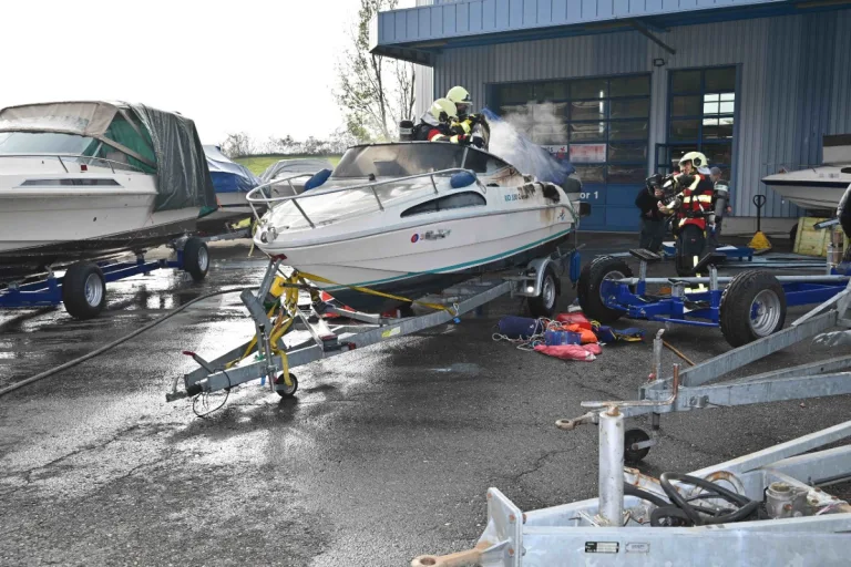 Berschis SG - Brand auf Motorboot - Totalschaden