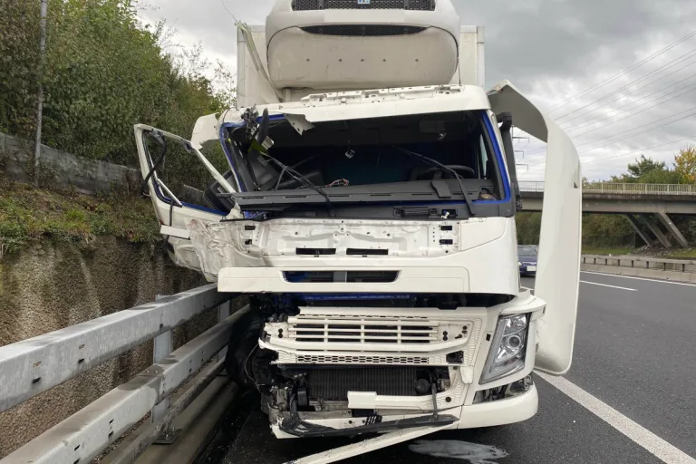 A14 Hünenberg ZG – Lastwagen kracht auf Autobahn in Lieferwagen