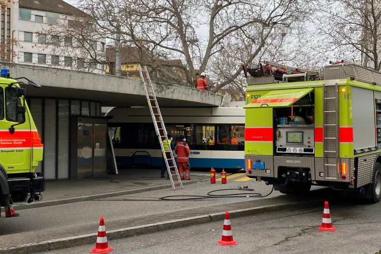 Zürich - Aufwändige Bergung eines VBZ-Doppelgelenkbusses nach Unfall