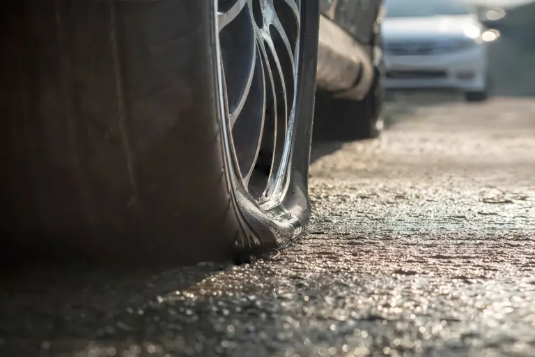 Hamburg – Bei zahlreichen SUVs Luft aus Reifen gelassen