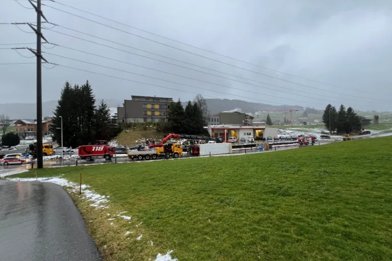 Appenzell - Lastwagen rollt über Stützmauer - Strasse gesperrt