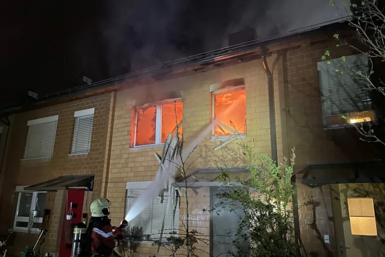 Winterthur ZH - Vollbrand in Reiheneinfamilienhaus - Frau tot geborgen