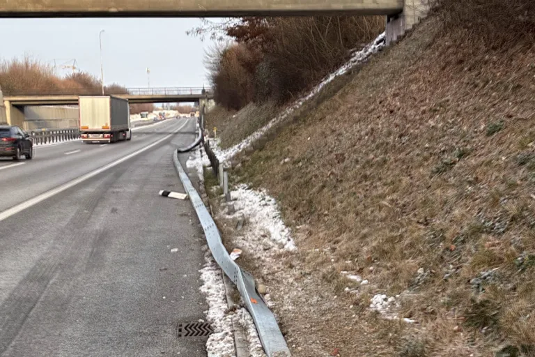 Brittnau AG – Lastwagen beschädigt Leitplanke auf A2