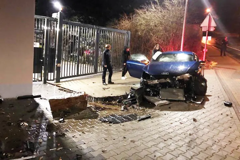 Spektakulärer Unfall in Idar-Oberstein - Auto prallt in Dienststellengebäude!