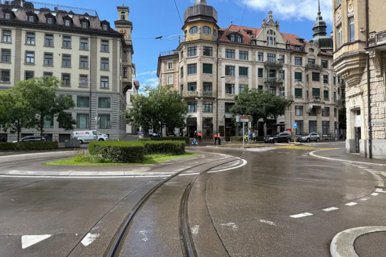 St.Gallen – Mann stürzt mit Velo auf nassen Bahnschienen