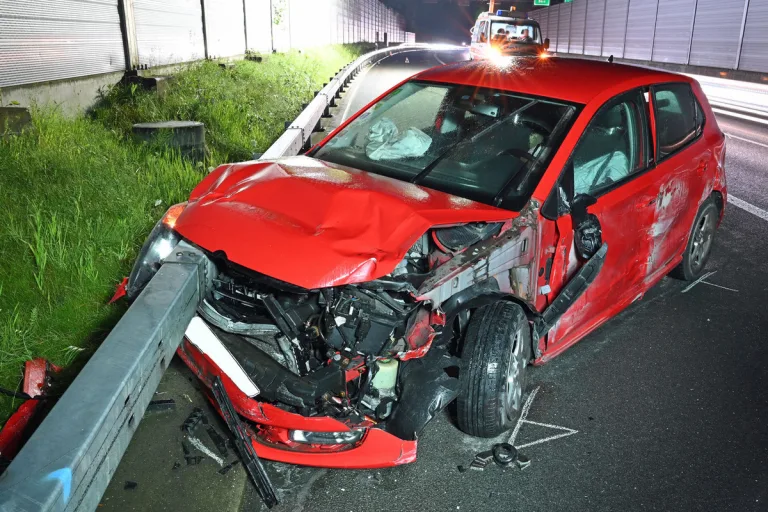 Emmen LU - Auto schleudert gegen Betonschutzwand