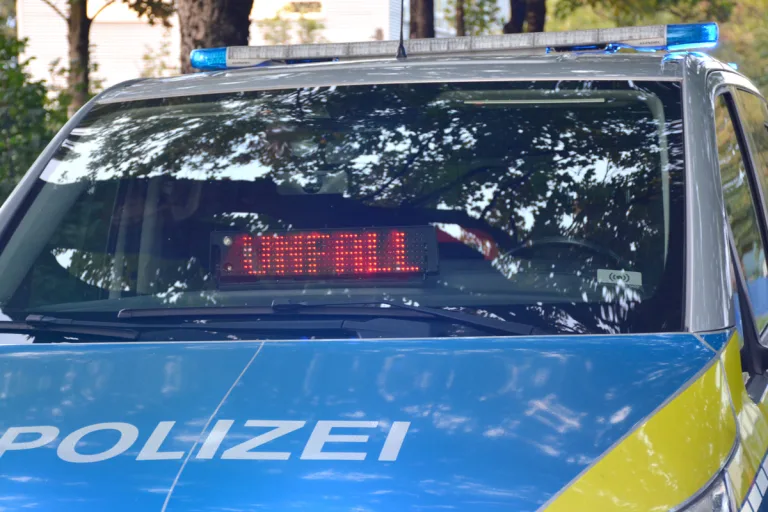Nach Rotlichtverstoß in Ratingen NRW – Fußgänger von Radfahrer bei Unfall schwer verletzt