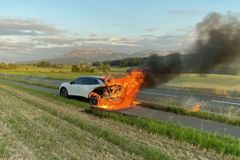 Ruswil LU – Auto auf der Kantonsstrasse in Flammen