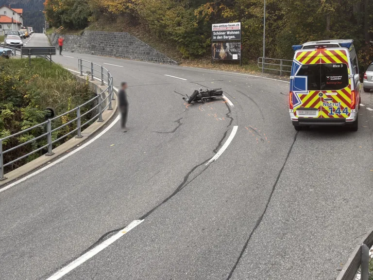 Malix GR – Motorrad kollidiert nach Sturz mit Lieferwagen