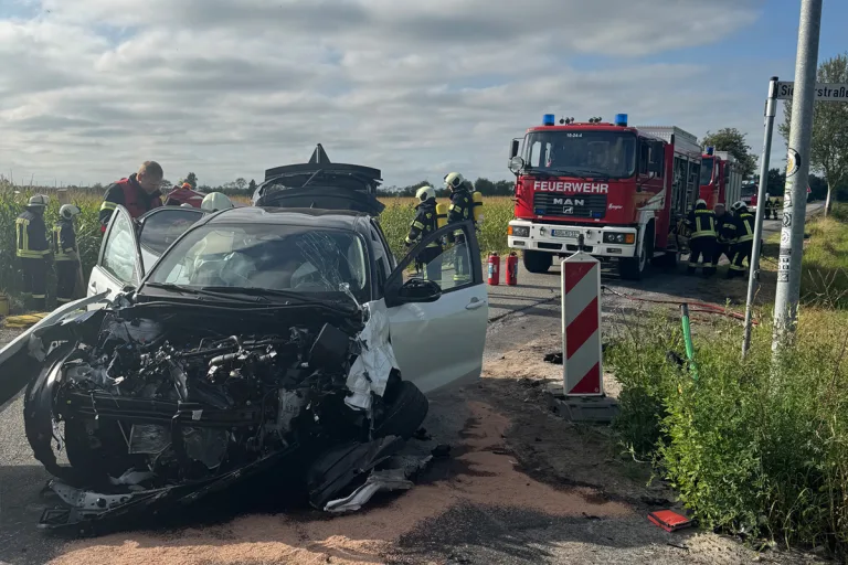 Aurich NI – Drei Verletzte bei Unfall zwischen Pkw und Pritschenwagen