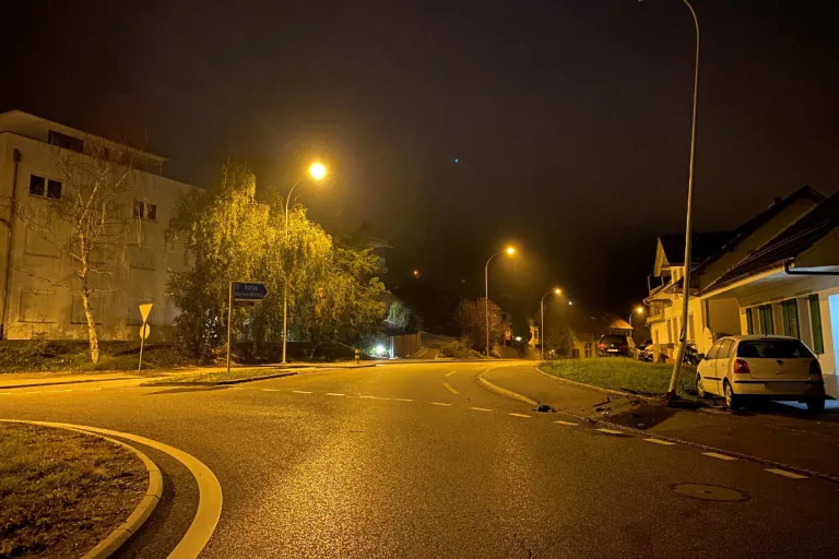 Holderbank AG – BMW prallt gegen Strassenlampe
