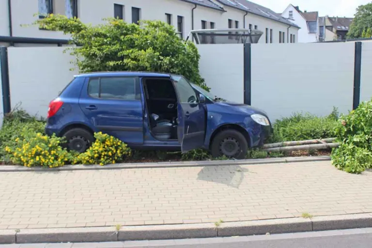 Velbert - Trunkenheitsfahrt endet mit spektakulärem Unfall 