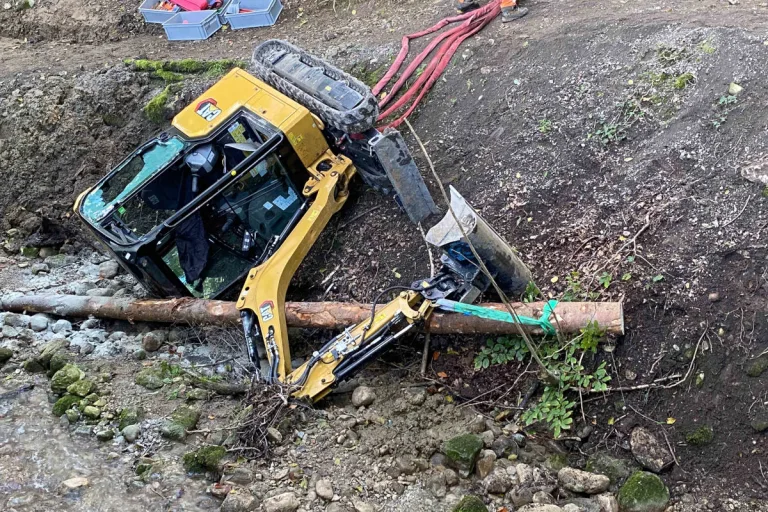 Baar ZG – Bagger landet nach Unfall im Bach