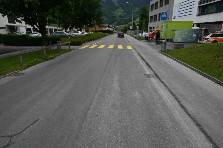 Sargans SG – Lenker fährt nach Unfall mit Fussgängerin weiter