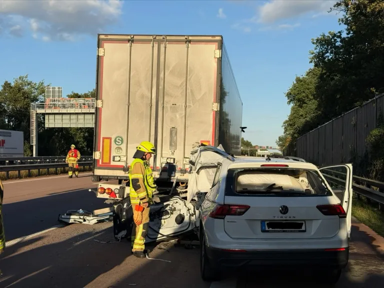 A1 Stuhr – Auto prallt in Lkw an Stauende bei tödlichem Unfall