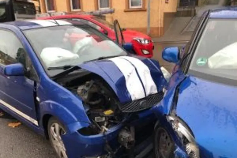 Zweibrücken -  Beim Linksabiegen  Unfall verursacht.