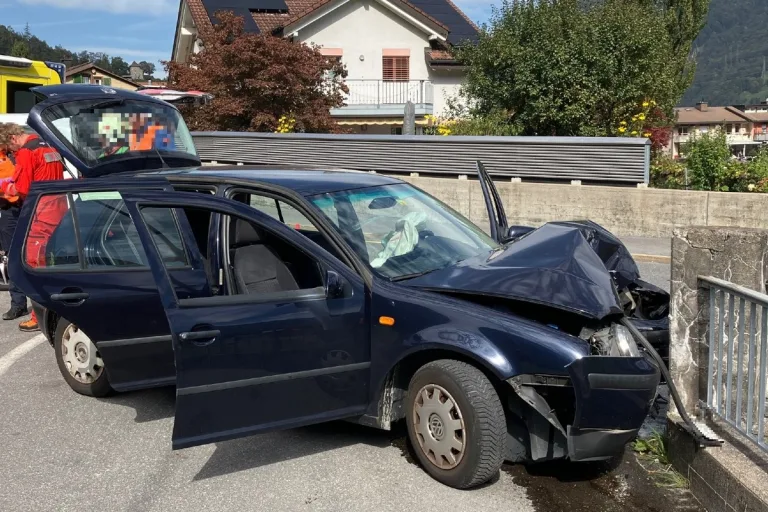 Niederurnen GL - Heftige Kollision auf der Hauptstrasse