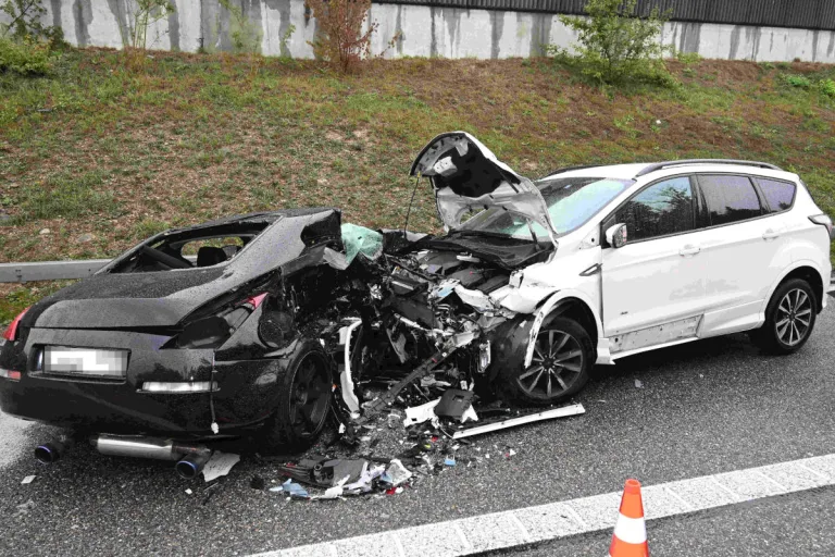 Bazenheid SG – 26-jähriger Autofahrer gerät auf Gegenfahrbahn und verursacht schrecklichen Unfall