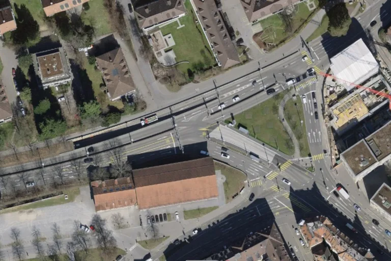 St. Gallen - Person fährt in der Rosenbergstrasse nach Streifkollision davon