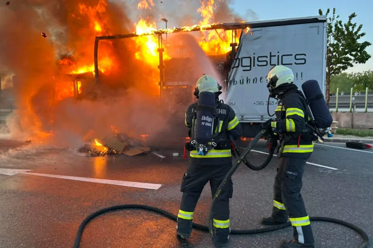Enns – Lkw auf der A1 in Brand geraten