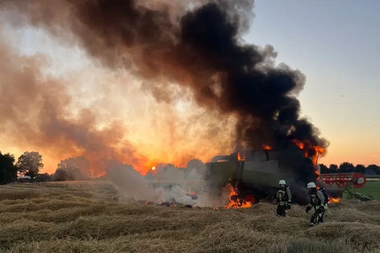 Bocholt NW – Mähdrescher bei Feldarbeit in Brand geraten