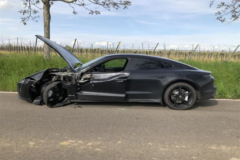 Dierbach - Autofahrer fährt gegen Ackerschlepper