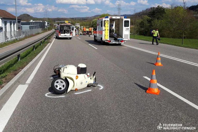 Waldshut-Tiengen - Rollerfahrer stirbt nach Kollision mit Pkw