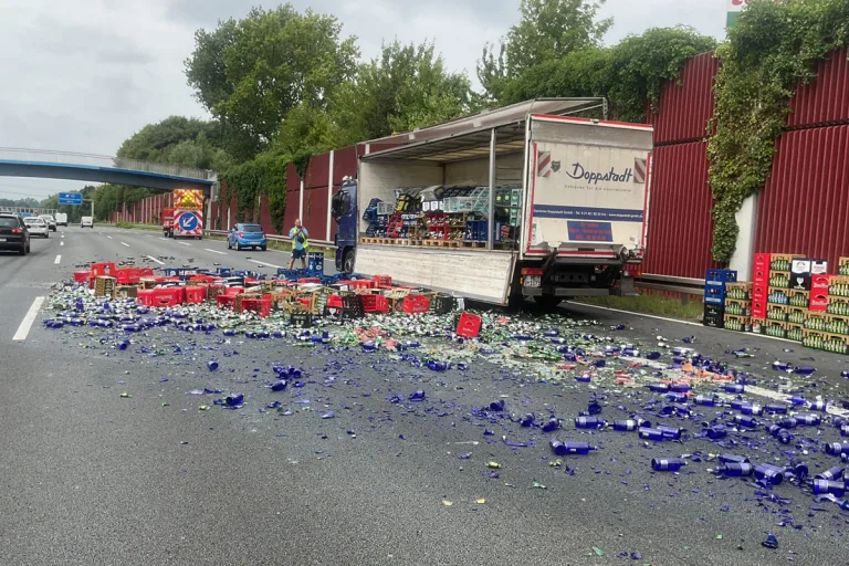 A40 Bochum NW – Lkw verliert Getränkekisten auf Autobahn