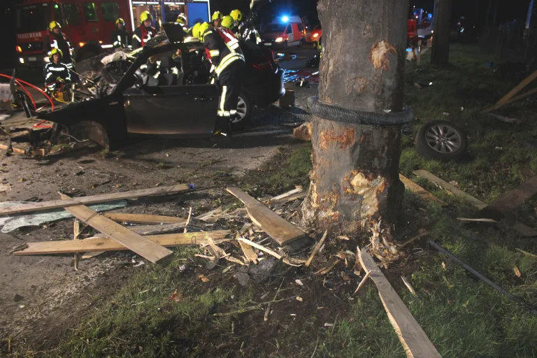 Rees-Haldern: Zwei Mitfahrer sterben noch an Unfallstelle